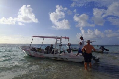 2 Tank Reef Dive in Mexico - Meeting at the Wet Set shop and getting sorted quickly
