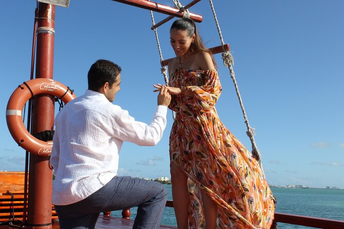 Amazing Romantic Dinner on a Spanish Galeon with Saxophone Music - Three courses on a boat: pacing, space, and service style