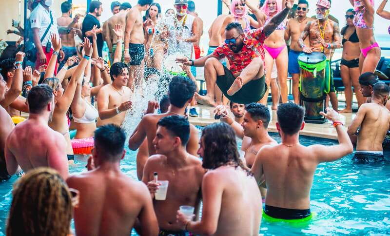 Cancún: Coco Bongo Beach Party Experience - Cocktails and Snacks: Included Now, Decisions Later