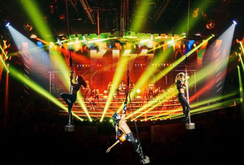 Cancun: Coco Bongo Nightclub Experience - Crowds and chaos management: how to stay happy when it gets packed