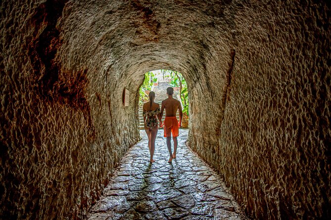 Chichén Itzá Guided Tour with Cenote & Buffet at Valladolid - Chichén Itzá with earphones and a certified bilingual guide