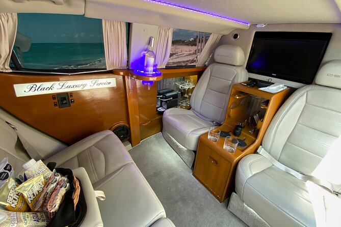 Deluxe GMC Limousine from CUN Airport to Cancun Hotel Zone - Meet your driver: tablet names and the right shirt color