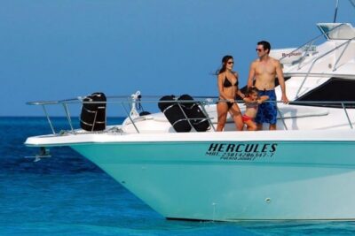 Private Yacht - 46 ft SeaRay Cancun Bay Snorkel 23P4 - Onboard vibe: crew service, music, drinks, and restroom comfort