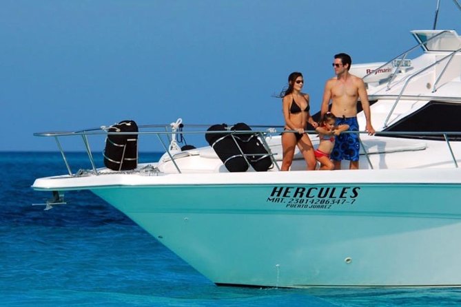 Private Yacht - 46 ft SeaRay Cancun Bay Snorkel 23P4 - Onboard vibe: crew service, music, drinks, and restroom comfort